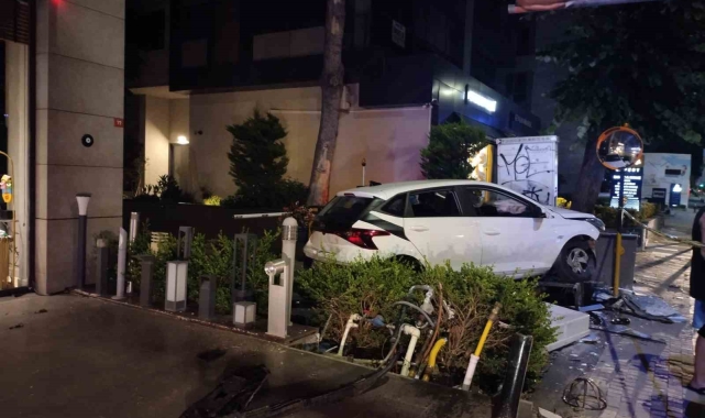 Kadıköy'de kontrolden çıkan araç binanın doğal gaz kutusuna çarptı: 2 yaralı