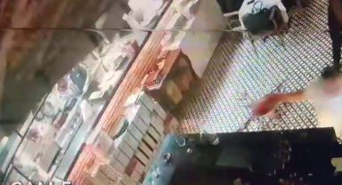 Kadıköy'de restoran tavanının çökme anı kamerada