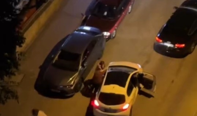Kadıköy'de sürücülerin tekmeli yumruklu kavgası kamerada