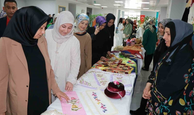 Kadınlar el emeği göz nuru ürünlerini sergiledi
