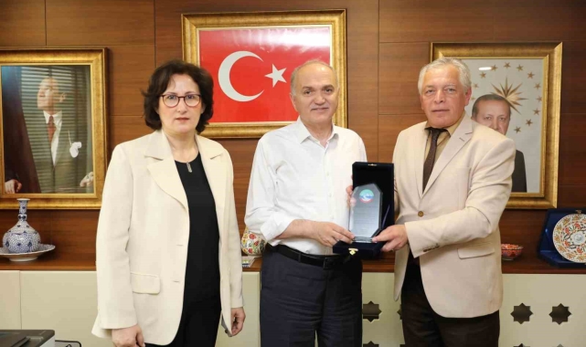 KAFFED'den Başkan Özlü'ye plaket