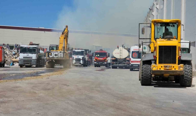Kağıt fabrikasının geri dönüşüm alanında yangın çıktı