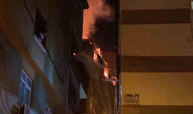 Kağıthane'de 5 katlı binanın çatı katı alev alev yandı
