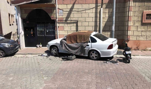 Kağıthane'de freni boşalan araç, park halindeki araca çarptı: Motosiklet sürücüsü ölümden döndü