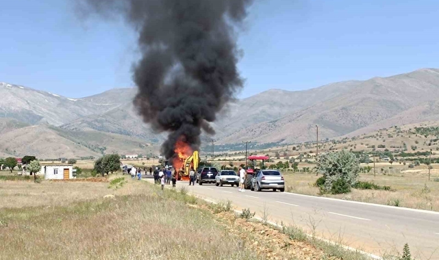 Kahramanmaraş'ın Afşin ilçesinde seyir halindeki kepçe yandı