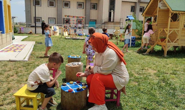 Kahramanmaraş'ta dönüştürülebilir malzemelerden açık hava sınıfı oluşturuldu