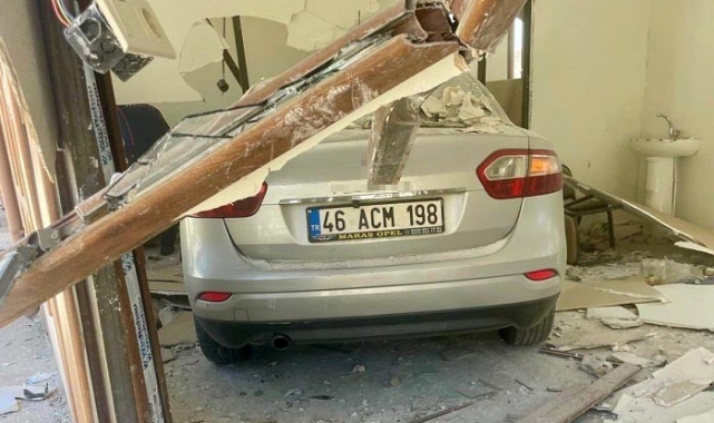 Kahramanmaraş'ta otomobil iş yerine daldı