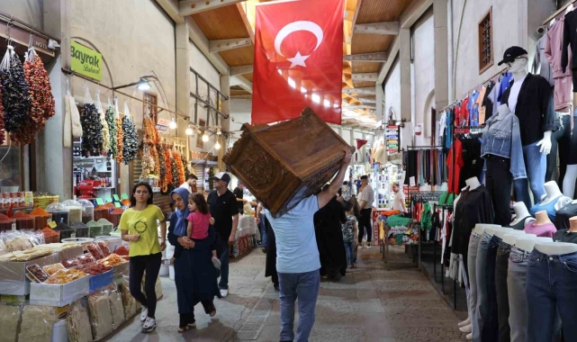 Kahramanmaraş'ta sıcak havada serin çarşıda alışveriş imkanı