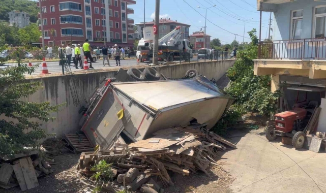 Kamyon, yolcu minibüsüne çarparak evin bahçesine uçtu: 1'i ağır 11 yaralı