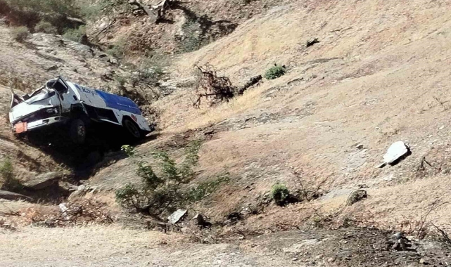 Kamyonet 200 metrelik uçuruma yuvarlandı, sürücü ölümden döndü