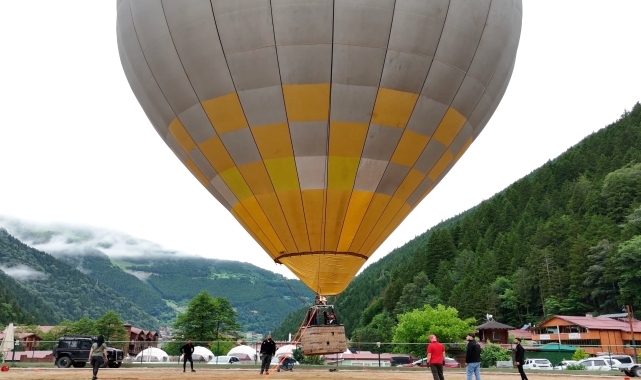 Kapadokya'dan getirilen 2 sıcak hava balonu Uzungöl'deki turistler için havalanıyor