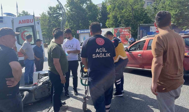 Kapaklı'da otomobil ile çarpışan motosikletli kurye yaralandı