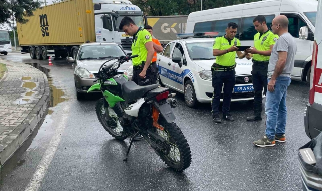 Kapaklı'da otomobil ile çarpışan motosikletteki 2 kişi yaralandı