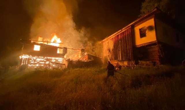 Karabük'te 2 katlı ev yandı