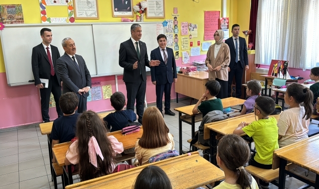 Karabük'te okuma seferberliği kapsamında öğrencilere kitap dağıtımı sürüyor