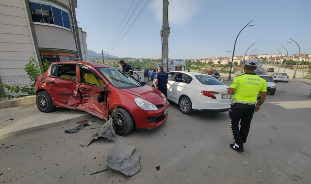 Karabük'te iki otomobil çarpıştı: 5 yaralı