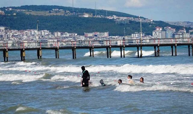 Karadeniz'de 4 kişi boğulma tehlikesi geçirdi