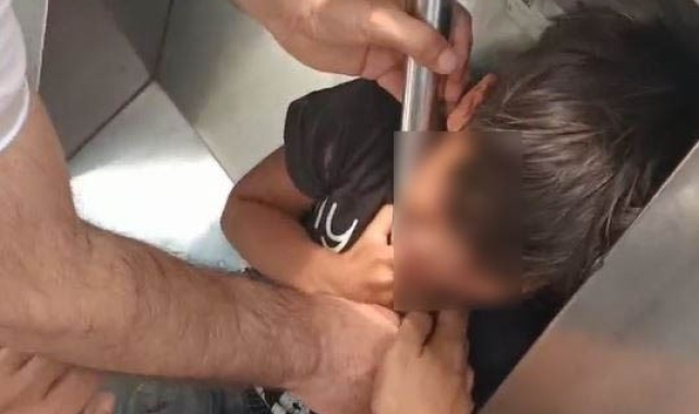 Karaköy tramvay durağında bir çocuğun başı turnikeye sıkıştı: O anlar kamerada