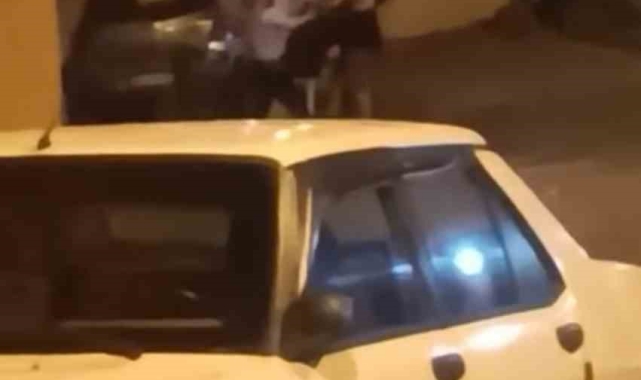 Karaköy'de aldatma kavgası kamerada: Adamın üstünü paramparça etti