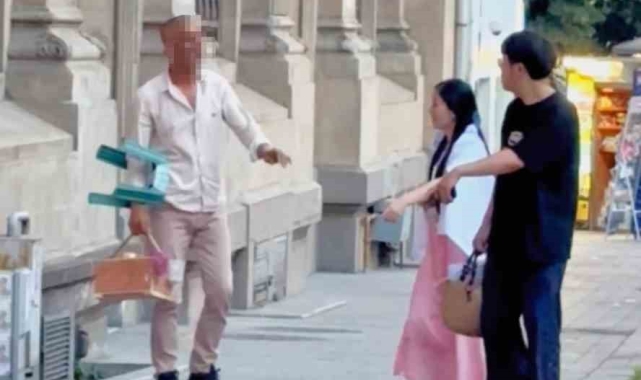 Karaköy'de turistlere fırçalı tuzak kuran boyacı kamerada: Zabıta cezai işlem uyguladı