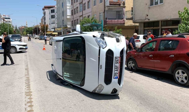 Karaman&#039;da otomobil ile çarpışan hafif ticari araç yan yattı
