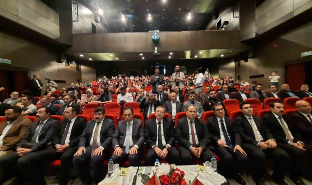 Kars'ta en çok kitap okuyan öğrenci ve velilere ödül verildi