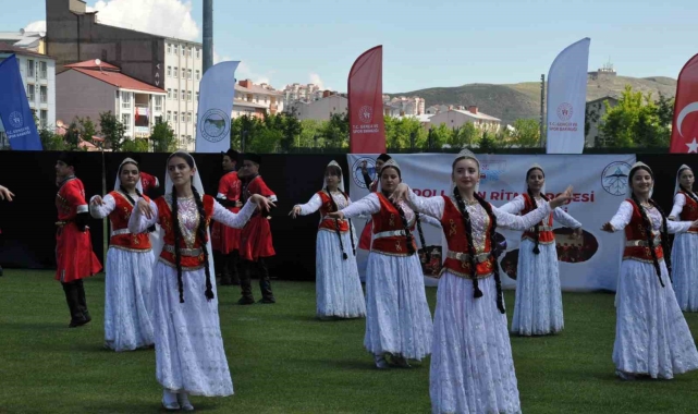 Kars'ta halk oyunları rüzgarı esti
