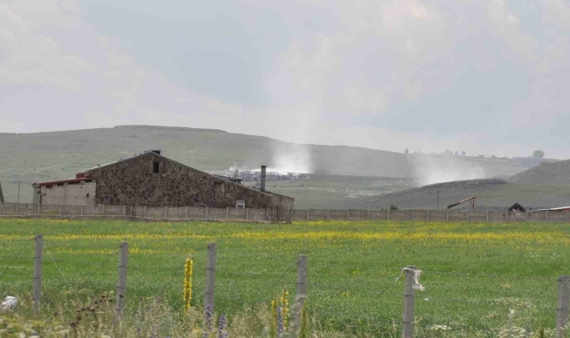 Kars'ta Karadağ çöplüğü yanıyor