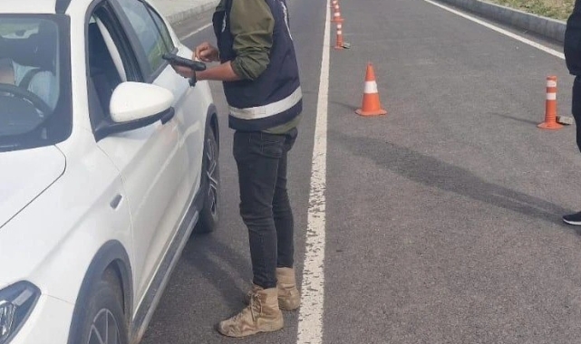 Kars'ta trafik uygulamaları sürüyor