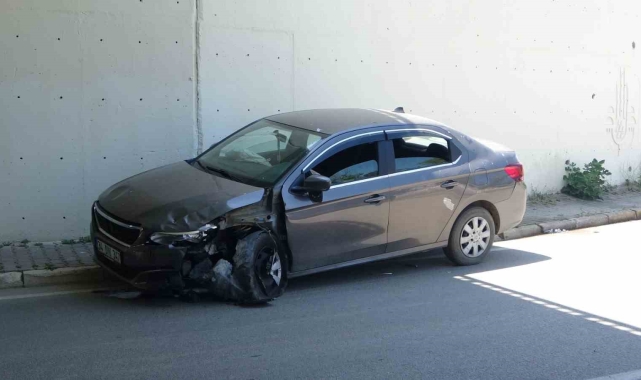 Kartal'da iki araç çarpıştı, savrulan araç yan yattı