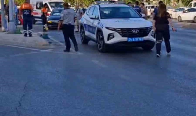 Kartal'da kavşakta 2 araç çarpıştı: 1 yaralı