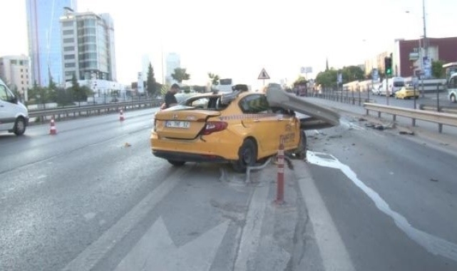 Kartal'da kontrolden çıkan taksi bariyerlere girdi