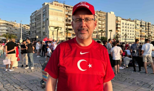 Kasapoğlu milli maçı İzmirlilerle birlikte izledi