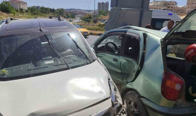 Kastamonu'da kamyonet ile otomobil çarpıştı: 3 yaralı