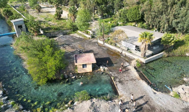 Kavurucu sıcaktan bunalan depremzedeler, doğal kaynak suyuna akın etti