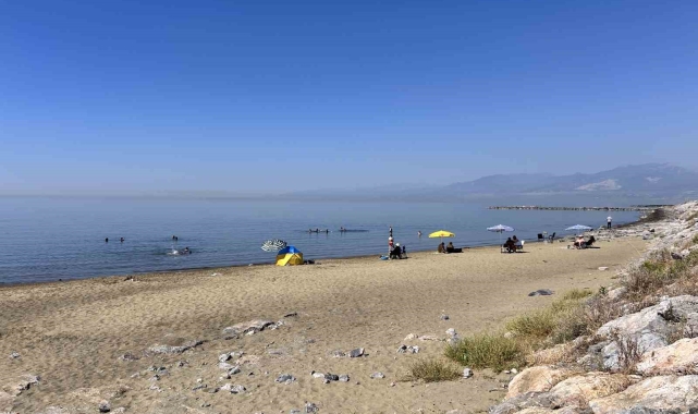 Kavurucu sıcaktan bunalan vatandaşlar kendilerini Akdeniz'in serin sularına bıraktılar