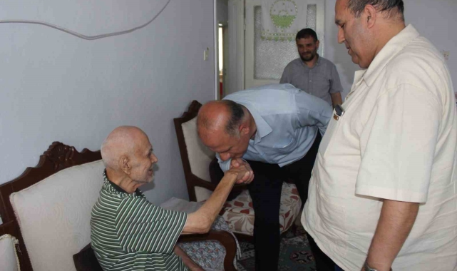 Kaymakam Ünal ve ilçe protokolü şehit babasını Babalar Günü'nde yalnız bırakmadı