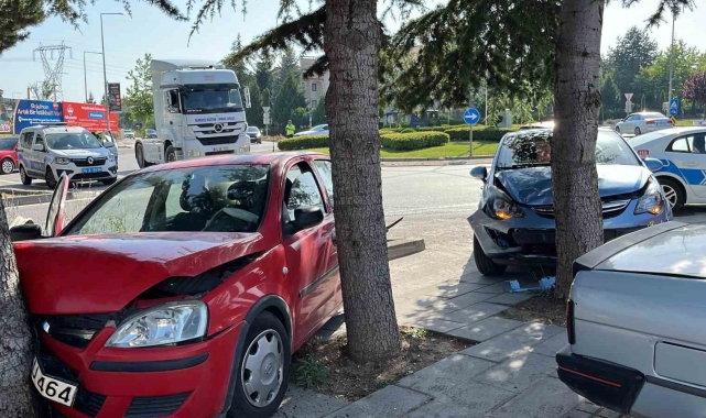 Kaza yapan iki otomobil ağaca çarparak durabildi: 2 yaralı