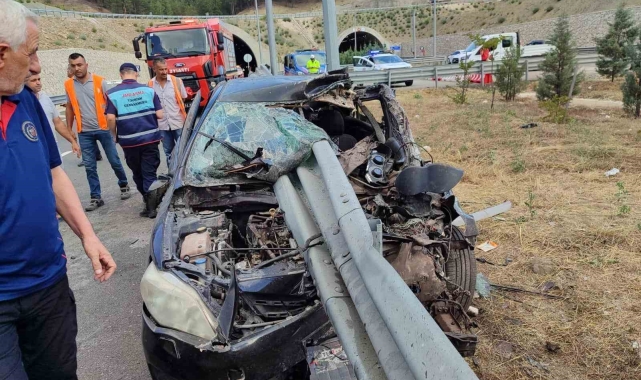 Kaza yapan otomobil bariyerlere ok gibi saplandı