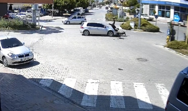 Kazada savrulan motosikletliye şemsiyeli koruma