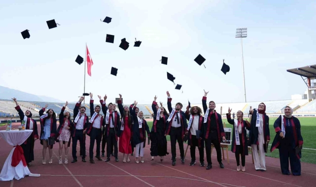 KBÜ'de öğrenciler mezuniyet coşkusu yaşıyor
