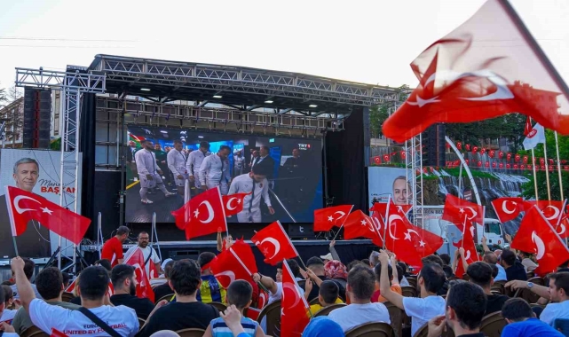 Keçiören'de vatandaşlar Türkiye A Milli Futbol Takımının maçını dev ekranda izledi