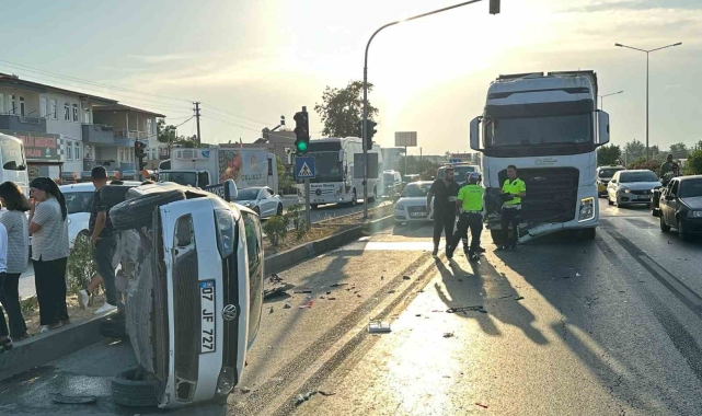 Kırmızı ışıkta duramayan kamyon, çarptığı otomobile takla attırdı: 2 yaralı