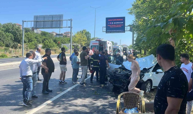 Kırmızı ışıkta geçen otomobil yolun karşısına geçmek isteyen araca çarptı: 5 yaralı