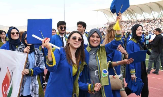 Kırşehir Ahi Evran Üniversitesi'nde mezuniyet coşkusu