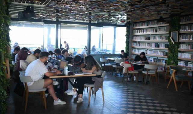 Kitap kahvelerde sınav maratonu