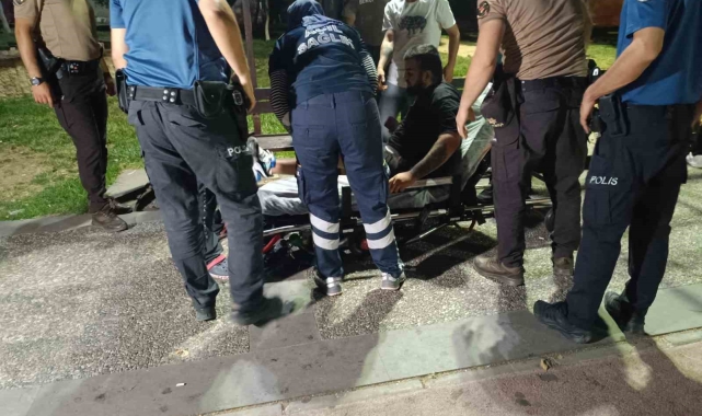 Kızların kavgasını ayırmak isterken yaralandı