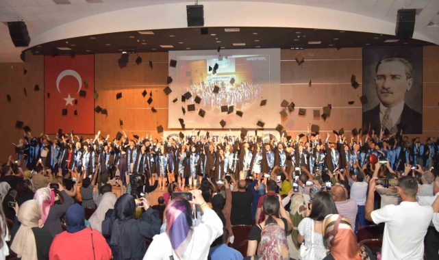 KMÜ'de Uygulamalı Bilimler Yüksekokulu öğrencileri mezuniyet heyecanı yaşadı