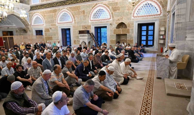 Kocaeli'de vatandaşlar bayram namazı için camileri doldurdu