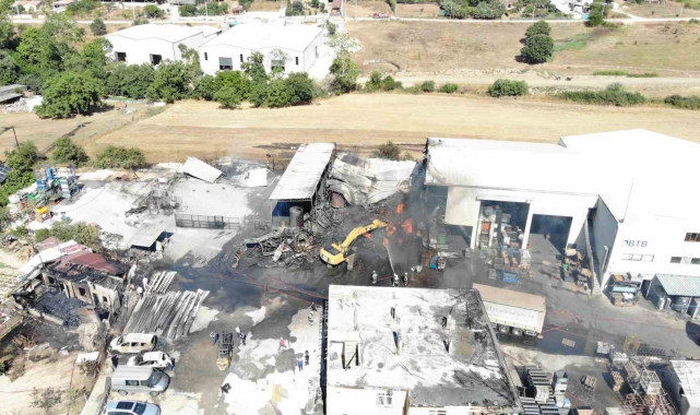 Kocaeli'de yangının çıktığı fabrika havadan görüntülendi